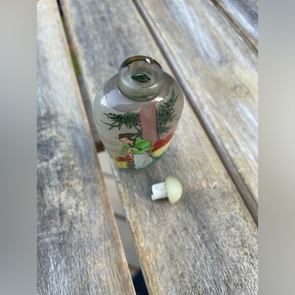 Chinese Reverse Glass Painting of a Maiden Snuff Bottle - Picture 5 of 7